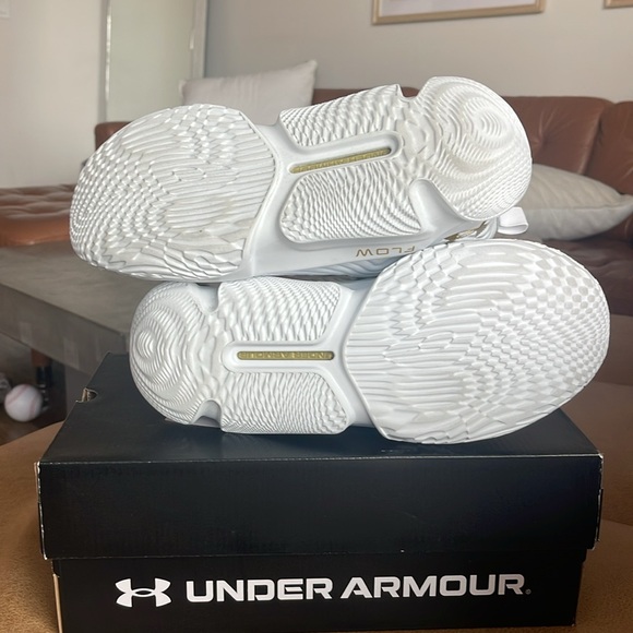 Under Armour, basketball shoe flow traction - Picture 7 of 9